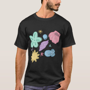 Camiseta Ilustração de Conchas de Praia em Pastel Suave