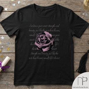 Camiseta Ilustração de Rosa Desenhada à Mão com Citação Per