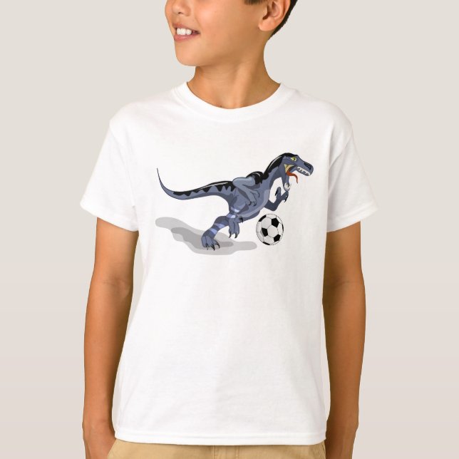 Camiseta Ilustração De Um Dinossauro Raptor Jogando Futebol (Frente)