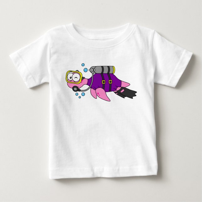 Camiseta Ilustração De Um Mergulhador Scuba Monstro De Loch (Frente)
