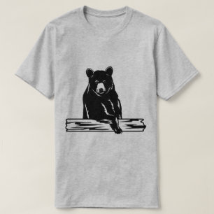 Camiseta Ilustração de Urso Descansando no Tronco