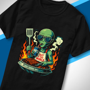 Camiseta Ilustração Divertida de Churrasco Alienígena Retro
