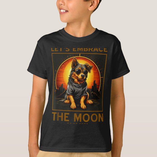 Camiseta Ilustração do Cachorro Abraçando o Eclipse Solar T (Frente)
