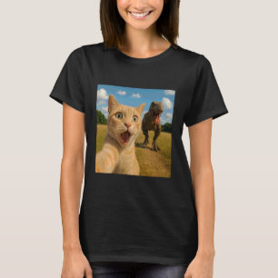 Camiseta Ilustração Realista de Gato Caçando Dinossauro T R