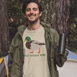 Camiseta Ilustração Realista de Pato Mallard Personalizada<br><div class="desc">Adicione sua própria mensagem para criar camisetas gráficas personalizadas que sejam perfeitas para amantes de pássaros. Adicione um nome, um nome de lugar ou seu próprio slogan divertido para criar uma t-shirt que é você. Esta camisa apresenta um estilo realista de ilustração de um pato-real macho com o seu texto...</div>