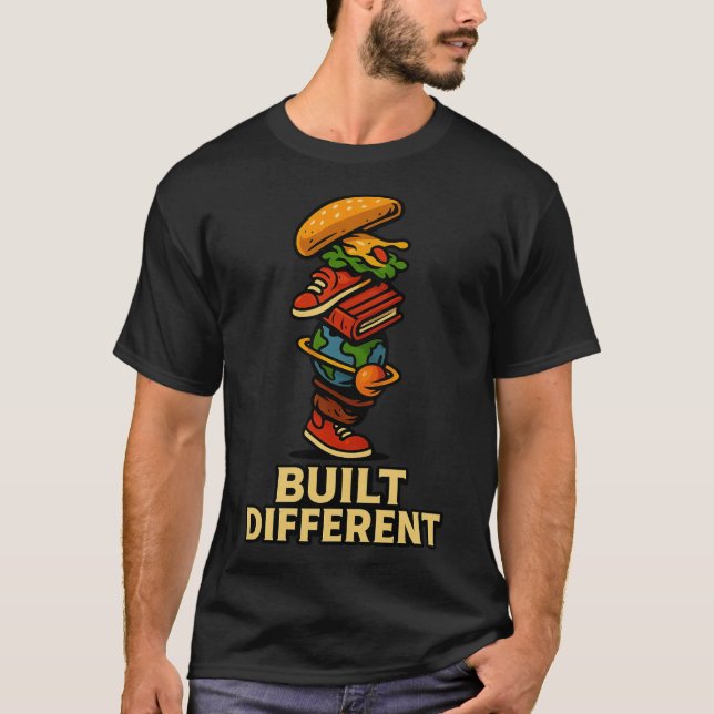 Camiseta Ilustrada com Torre de Itens 'Construído  (Frente)