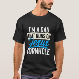 Camiseta Im A Dad That Runs On Jesus And Cornhole