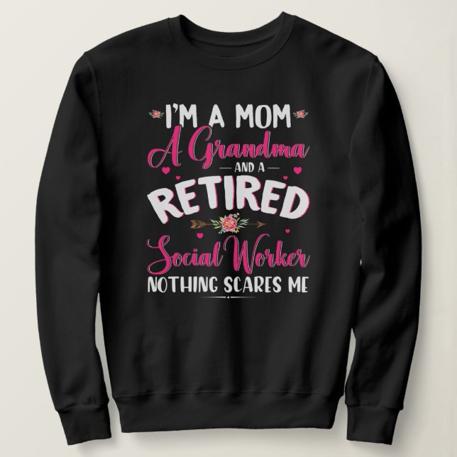 Camiseta I'm A Mom A Grandma And A Retired Social Worker (Frente do Design)