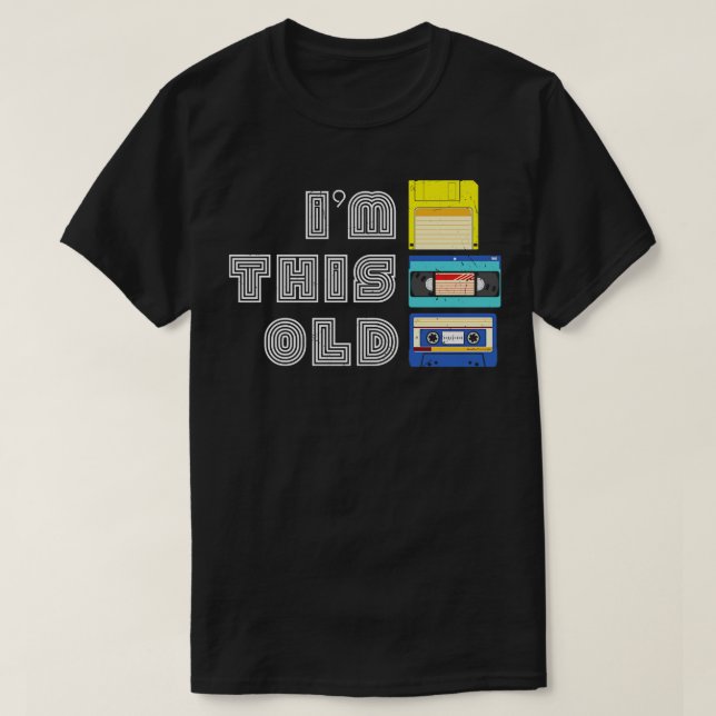 Camiseta Im Esta Antiga E Engraçada Fita De Disquete VHS Fi (Frente do Design)