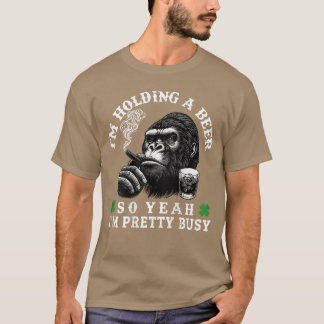Camiseta Im Holding A Beer So Yeah Im Pretty Busy Monkey On