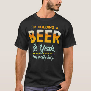Camiseta Im Holding A Beer So Year Im Busy Funny Drinking