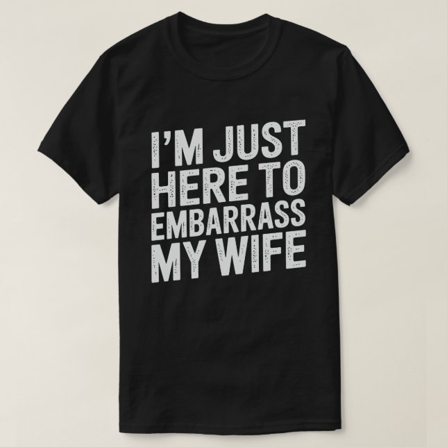 Camiseta I'm Just Here To Embarrass My Wife Funny Husband  (Frente do Design)