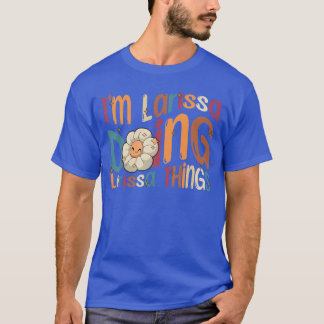 Camiseta Im Larissa Doing Larissahings Funny Groovy Retro L
