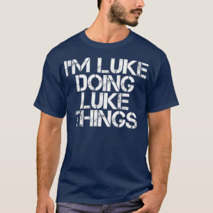 Camiseta IM LUKE FAZENDO COISAS DE LUKE Engraçado Nome de A