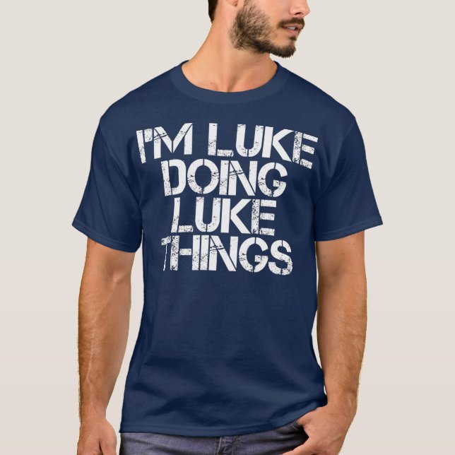 Camiseta IM LUKE FAZENDO COISAS DE LUKE Engraçado Nome de A (Frente)