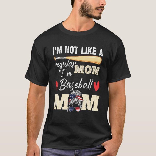 Camiseta I'm Not a Regular Mom I'm a Baseball Mom (Frente)