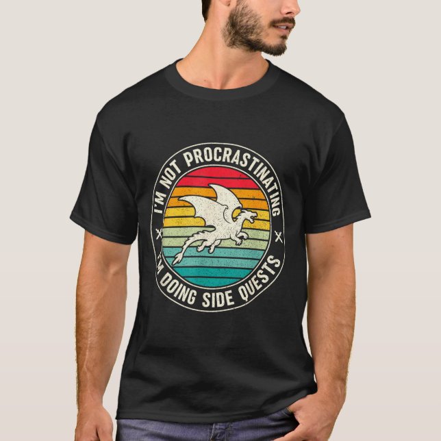 Camiseta I'm Not Procrastinating I'm Doing Side Quests Drag (Frente)