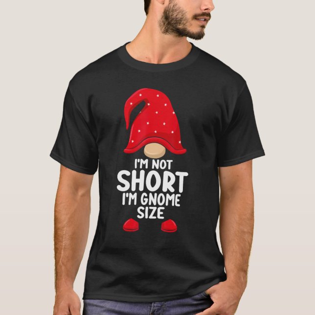 Camiseta I'm Not Short Gnomes Christmas Family Matching App (Frente)