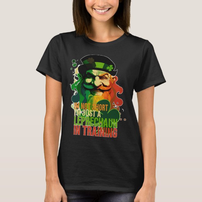 Camiseta Im Not Short Im Just a Leprechaun in Training St P (Frente)