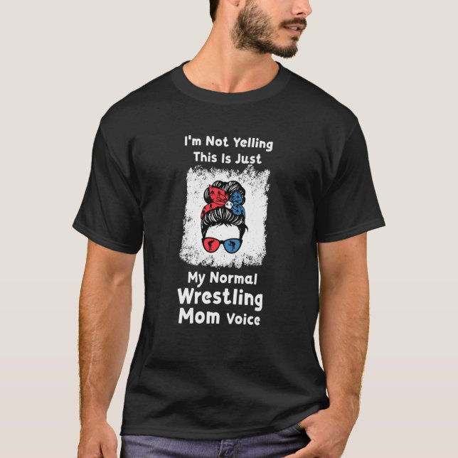 Camiseta I'm not yelling this is me normal wrestling mom wr (Frente)