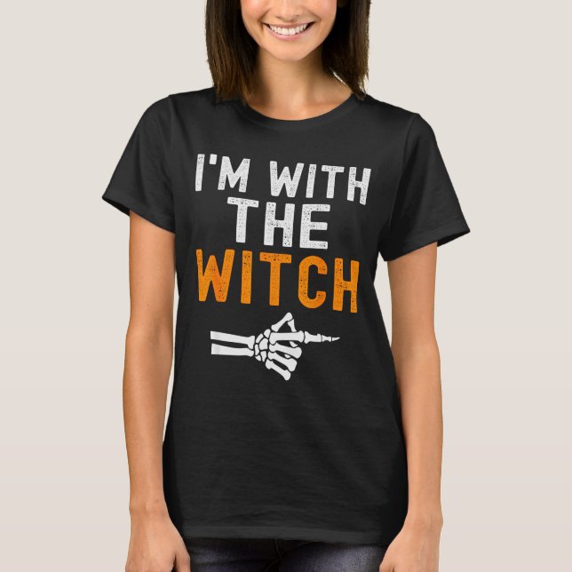 Camiseta I'm With The Witch Funny Skeleton Halloween Matchi (Frente)