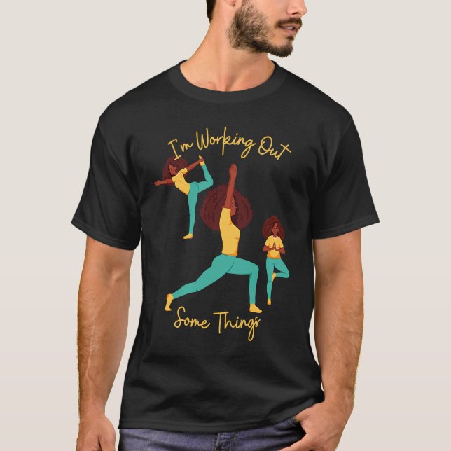 Camiseta I'm Working Out Some Things Yoga Pose Exercise Wor (Frente)
