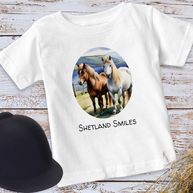 Camiseta Imagem de Cavalos Fofos de Pônei Shetland em Aquar (A cute t-shirt with picture of two Shetland ponies and editable caption 'Shetland Smiles')
