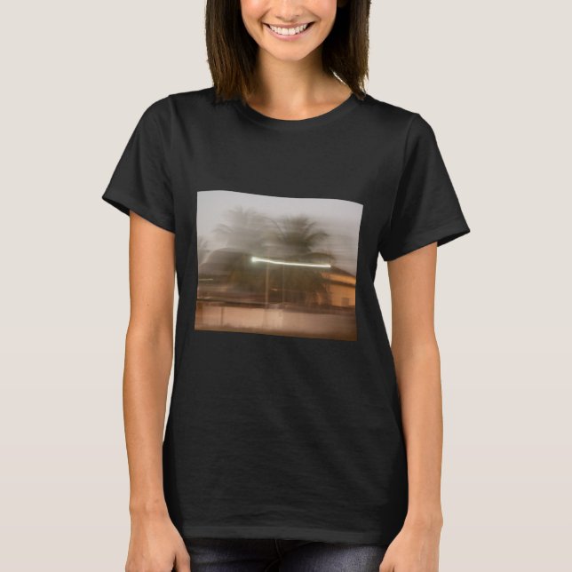 Camiseta Imagem Desfocada De Uma Casa Com Pau De Árvores De (Frente)