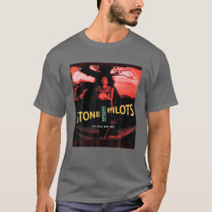 Camiseta Imagem Do Homem E Desenho De Templos Capa Vermelha