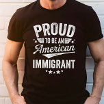 Camiseta Imigrante Americano Orgulhoso<br><div class="desc">Comemore a rica tapeçaria da América com esta camiseta inspiradora. O ousado design "Orgulhoso de ser um Imigrante Americano" fala sobre as diversas origens e sonhos compartilhados que fazem desse país excelente. Vista orgulhosamente para mostrar seu amor pelos EUA e a jornada que o trouxe aqui.</div>