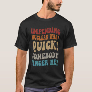 Camiseta Iminente Guerra Nuclear Rápida Alguém Me Deita Gro