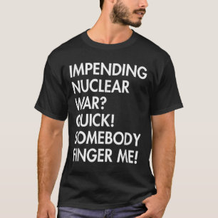 Camiseta Iminente Guerra Nuclear - Rápido Alguém Me Deita A