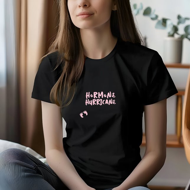 Camiseta Impressão digital de bebê de gravidez humorística  (Accompanying the fingerprint design is the playful phrase "Hormone Hurricane")