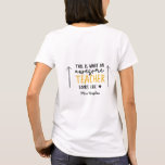 Camiseta Impressionante professor e moderna tipografia<br><div class="desc">É assim que um professor incrível se parece. Presente fantástico de tipografia moderna para professores. Com a escrita de diversão moderna escrita à mão, e o espaço para o nome e o nome do seu filho. O final perfeito do ano, Natal ou presente de Natal para o seu professor favorito....</div>