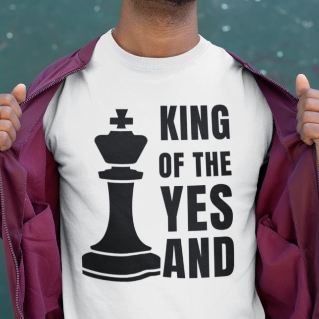 Camiseta IMPROV Chess KING OF YES E (Fun IMPROV shirt design with king chess piece. Wording reads KING OF THE YES AND. Ideal gift for him)