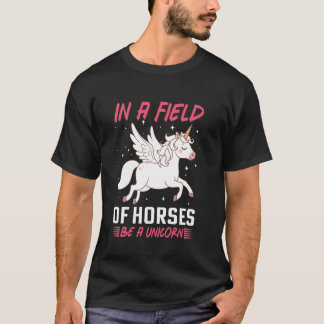 Camiseta In a Field of Horses Be a Unicorn