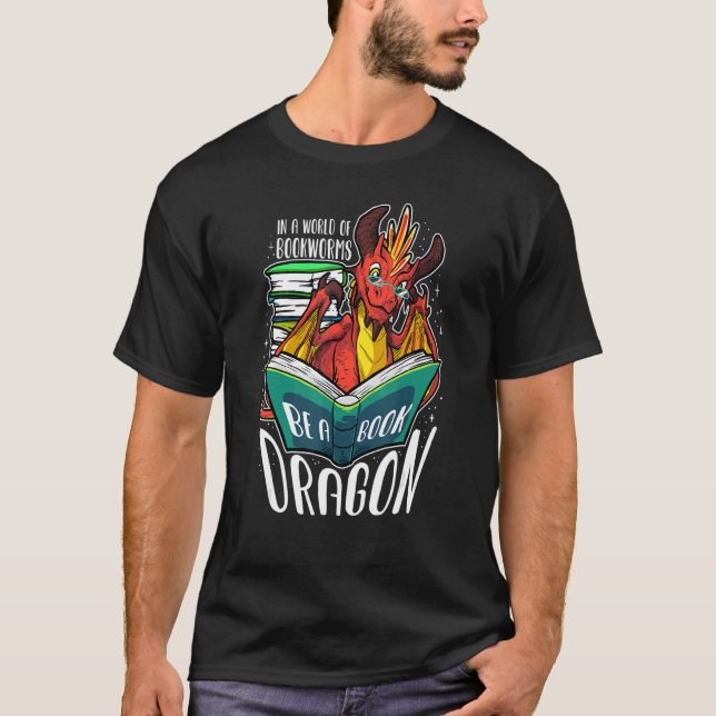 Camiseta In A World Full Of Bookworms Be A Book Dragon   (Frente)