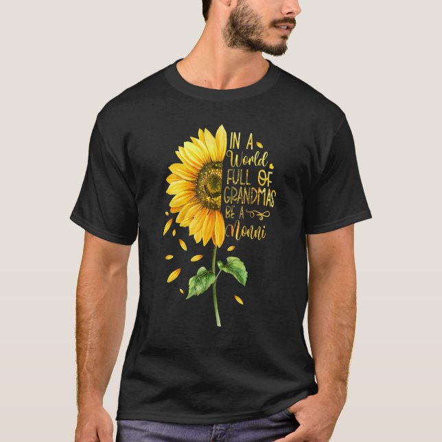 Camiseta In A World Full Of Grandmas Be A Nonni Sunflower (Frente)