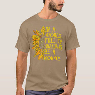 Camiseta In A World Full Of Grandmas Be A Nonnie Apparel, F