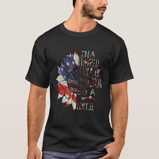 Camiseta In A World Full Of Granmas Be A lollie american su (Frente)
