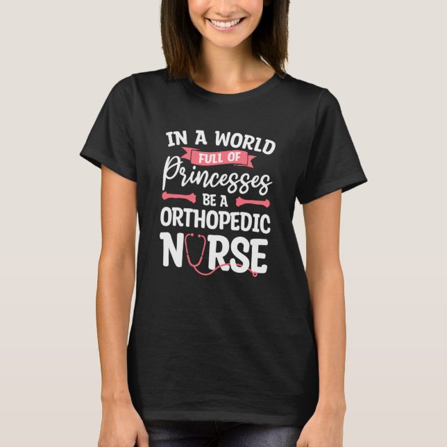 Camiseta In A World Full Of Princess Be A Orthopedic Nurse  (Frente)