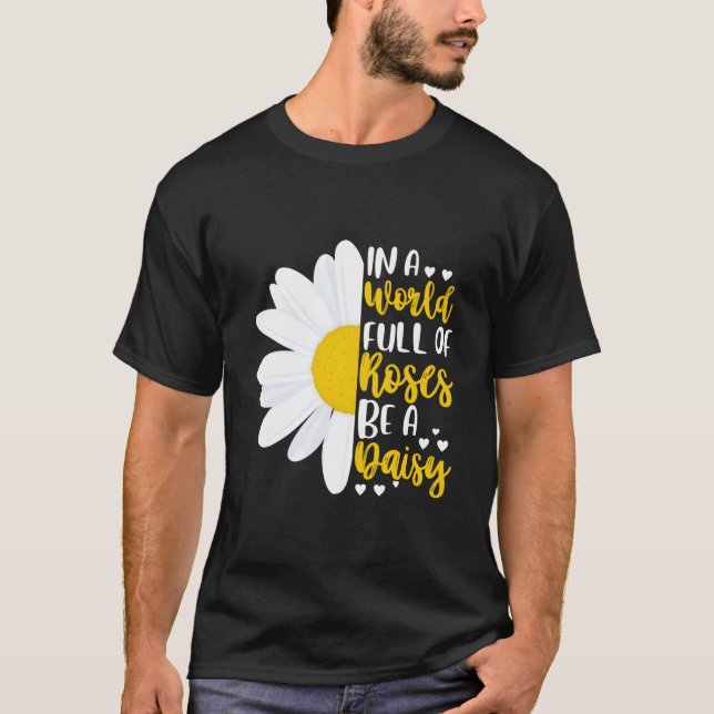 Camiseta In A World Full Of Roses Be A Daisy (Frente)