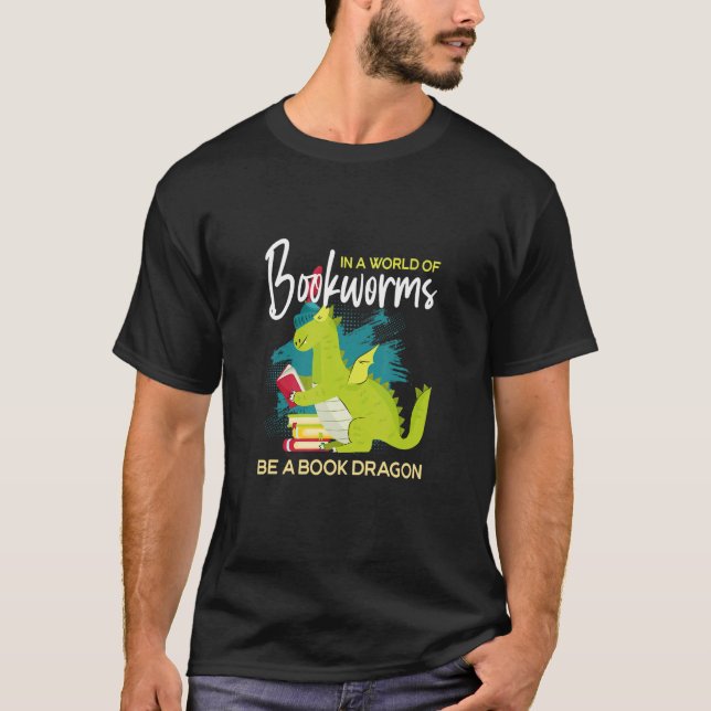 Camiseta In A World Of Bookworms Be A book Dragon (Frente)