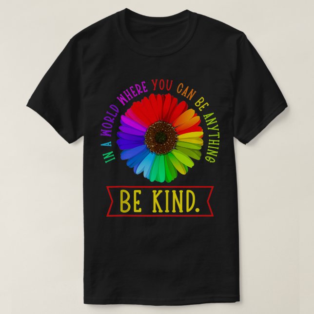Camiseta In A World Where You Can Be Anything Be Kind Flowe (Frente do Design)