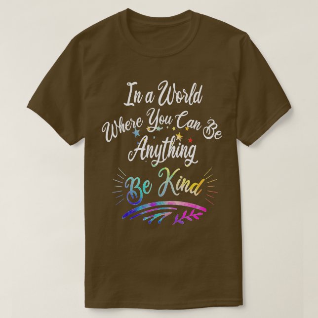 Camiseta In A World Where You Can Be Anything Be Kind Kindn (Frente do Design)