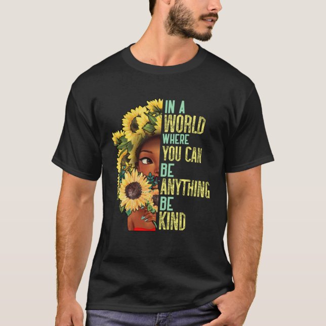 Camiseta In A World Where You Can Be Anything Bee Kind Sunf (Frente)