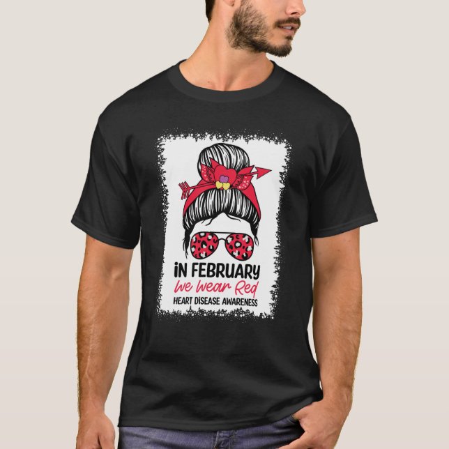 Camiseta In February We Wear Red Messy Bun  Heart Disease A (Frente)