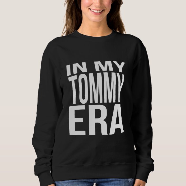 Camiseta In My Tommy Era Family Reunion Squad First Last Na (Frente)