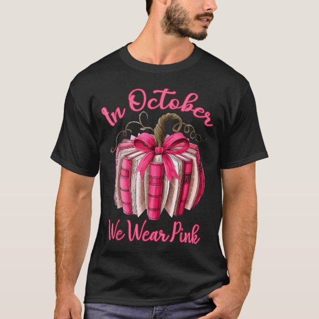 Camiseta In October We Wear Nk Pumpkin Book Breast Cancer T (Frente)
