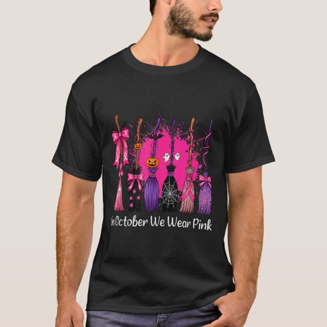 Camiseta In October We Wear Nk Witch Broom Breast Cancer Ha (Frente)